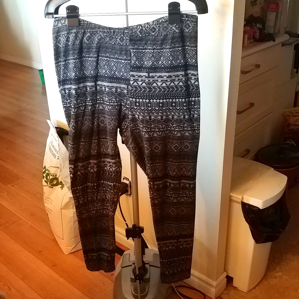 10/$10  My Style Aztec Leggings 1X